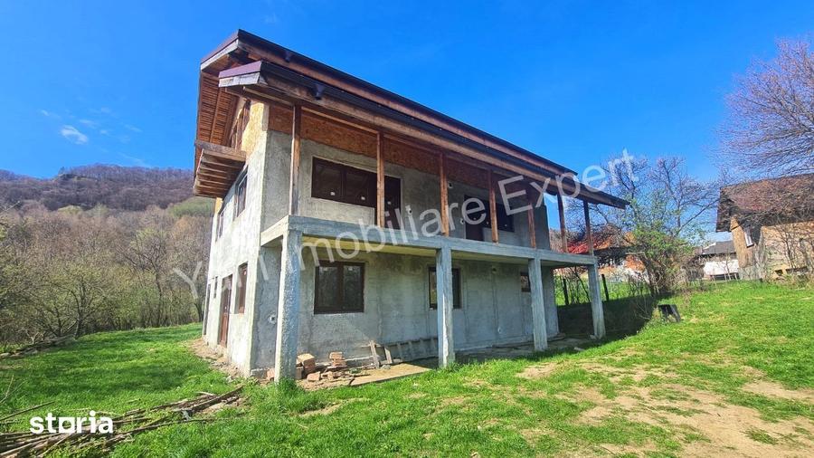 Casă cu 6 camere cu Teren 1175 Mp în Corbi