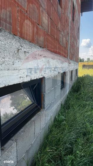 Casă cu 6 camere cu Teren 1000 Mp în Costâna