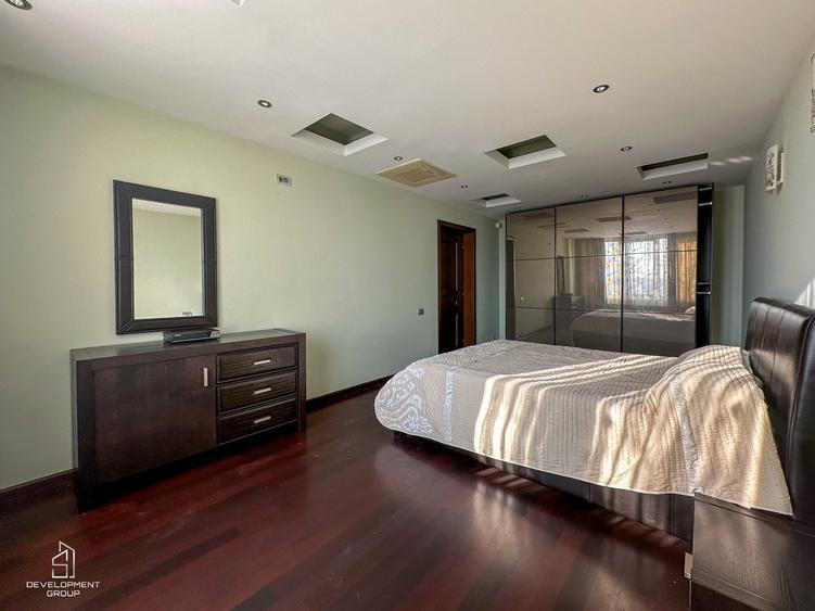 Duplex cu 11 camere cu Garaj în Central