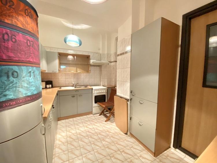 Apartament cu 3 camere semidecomandat, mobilat în Universitate