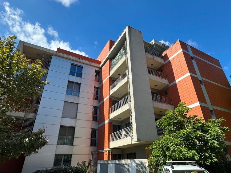Apartament cu 3 camere semidecomandat în Sisești