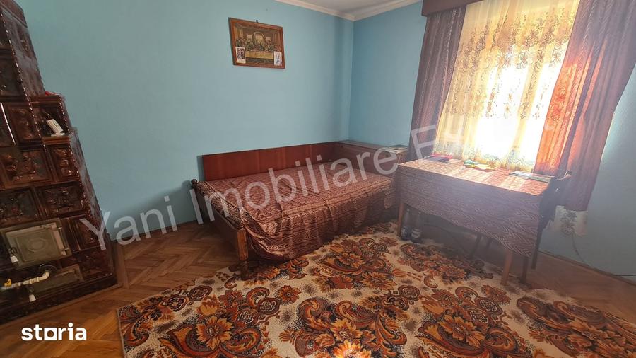 Casă cu 4 camere cu Teren 2714 Mp în Central