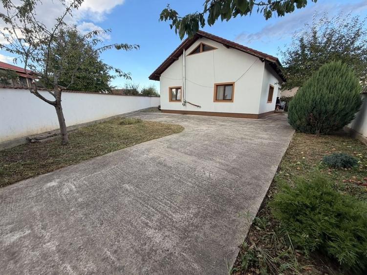 Casă cu 4 camere în Preajba