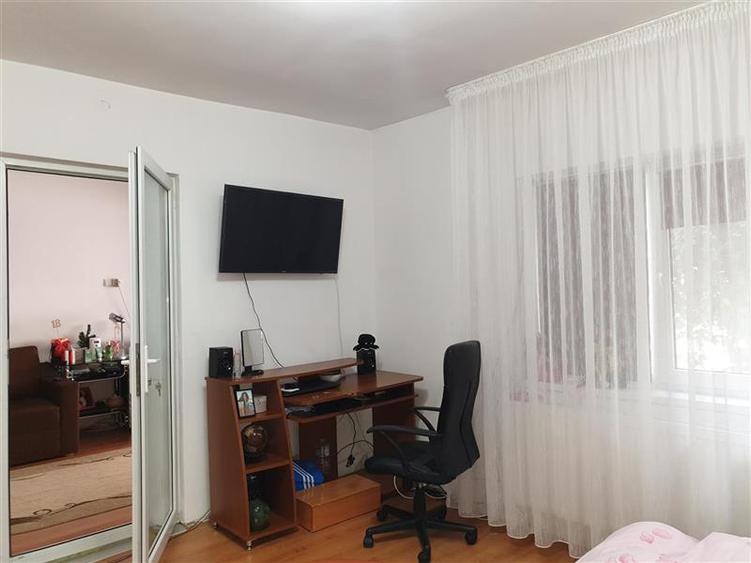 Casă individuală cu 4 camere cu Canalizare în Vest