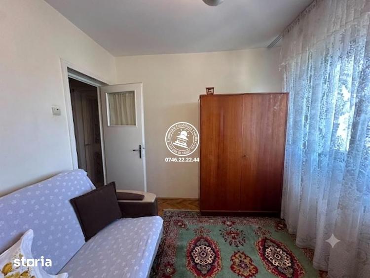 Apartament cu 3 camere semidecomandat în Podu Roș
