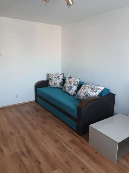 Apartament cu 3 camere semidecomandat în Autogară