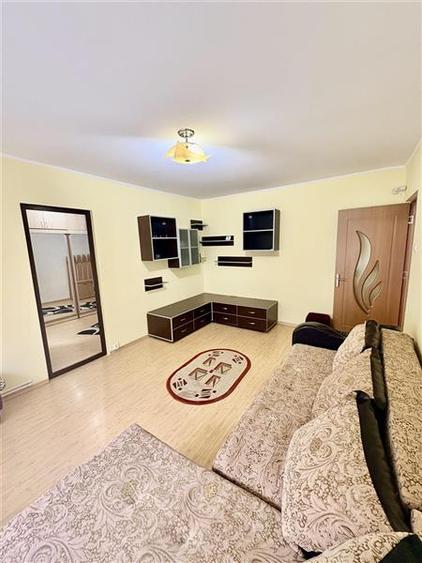 Apartament cu 3 camere semidecomandat în Est