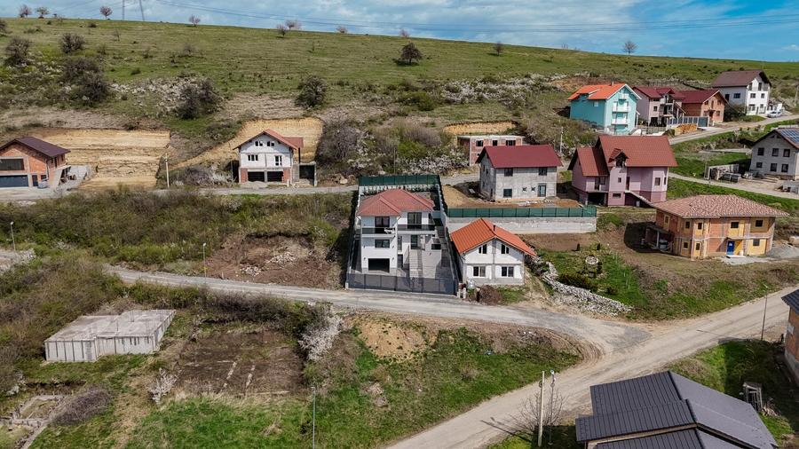 Casă individuală cu 4 camere cu Canalizare în Șura Mare