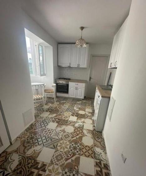 Apartament cu 3 camere semidecomandat, mobilat în Cișmigiu