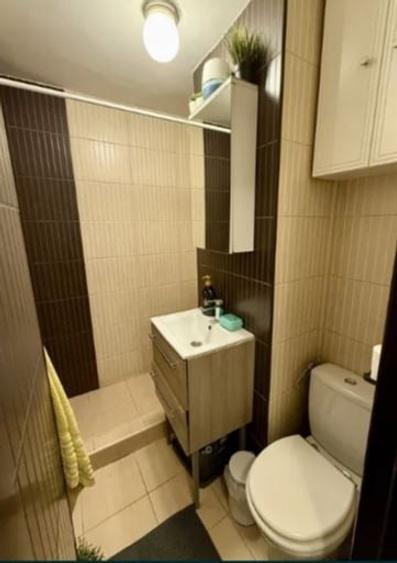 Apartament cu 2 camere decomandat, mobilat în P-ța Victoriei