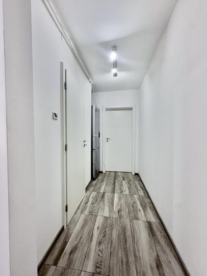 Apartament cu 3 camere semidecomandat, mobilat în Dâmbovița