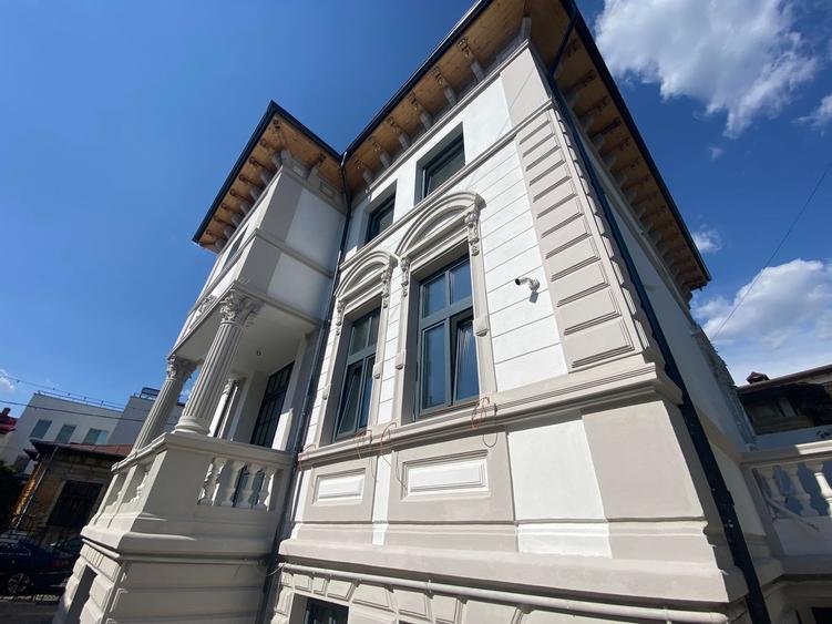 Casă individuală cu 10 camere cu Canalizare în P-ța Victoriei