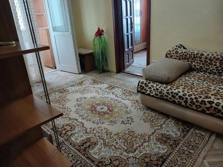 Apartament cu 3 camere semidecomandat în Ostroveni