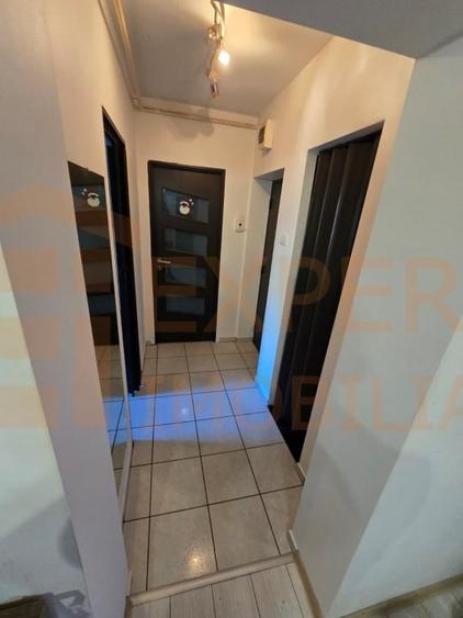 Apartament cu 3 camere semidecomandat, mobilat în Dacia