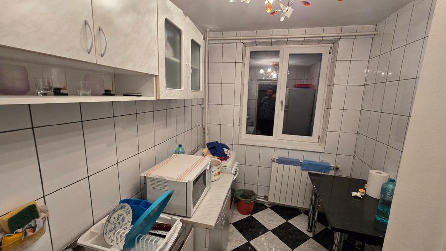 Apartament cu 3 camere semidecomandat în Sud-Vest