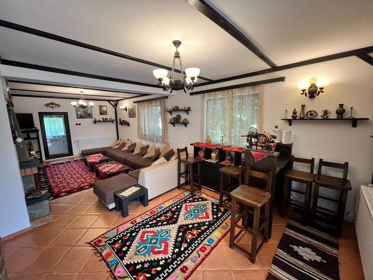 Casă cu 6 camere cu Teren 1593 Mp în Central