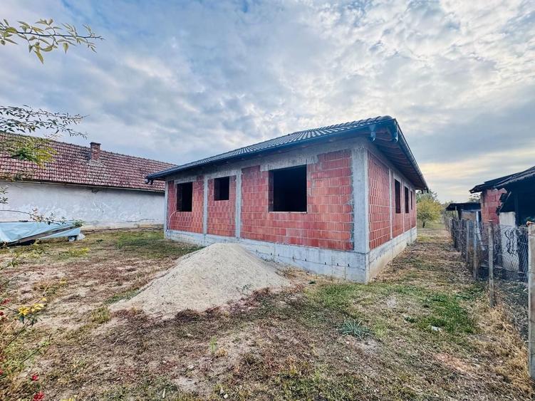 Casă cu 6 camere cu Canalizare în Semlac