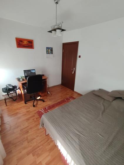 Apartament cu 3 camere semidecomandat în Tineretului
