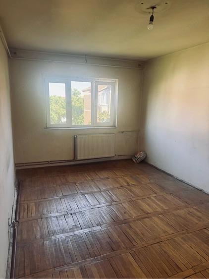 Apartament cu 3 camere decomandat în Aradului