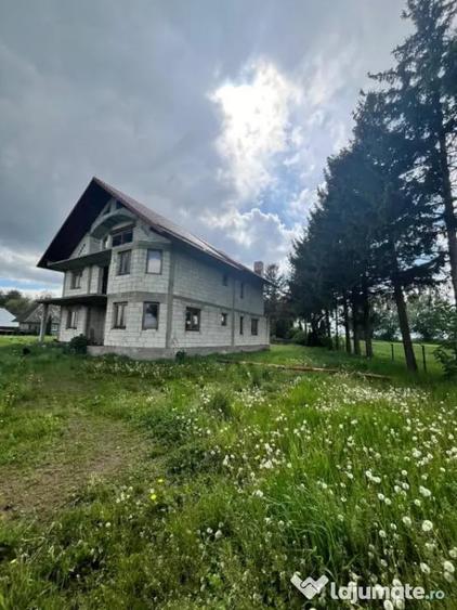 Casă cu 7 camere cu Teren 1674 Mp în Frătăuții Vechi