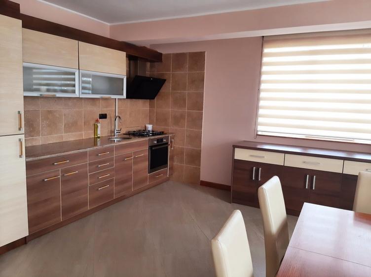 Apartament cu 3 camere decomandat în Exterior Vest
