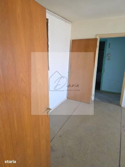 Apartament cu 3 camere semidecomandat în Câmpia Libertății