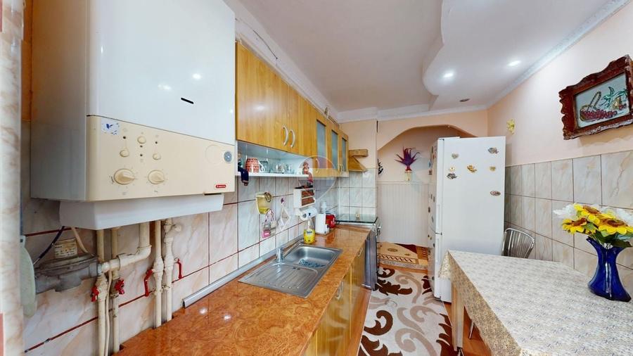 Apartament cu 3 camere decomandat, mobilat în Central