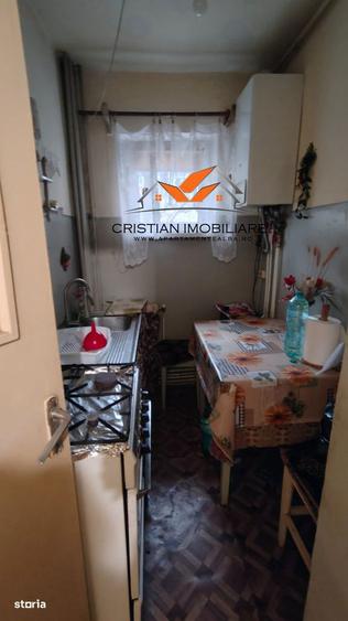 Apartament cu 3 camere semidecomandat în Cetate