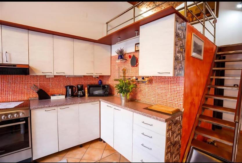 Apartament cu 2 camere semidecomandat, mobilat în Central