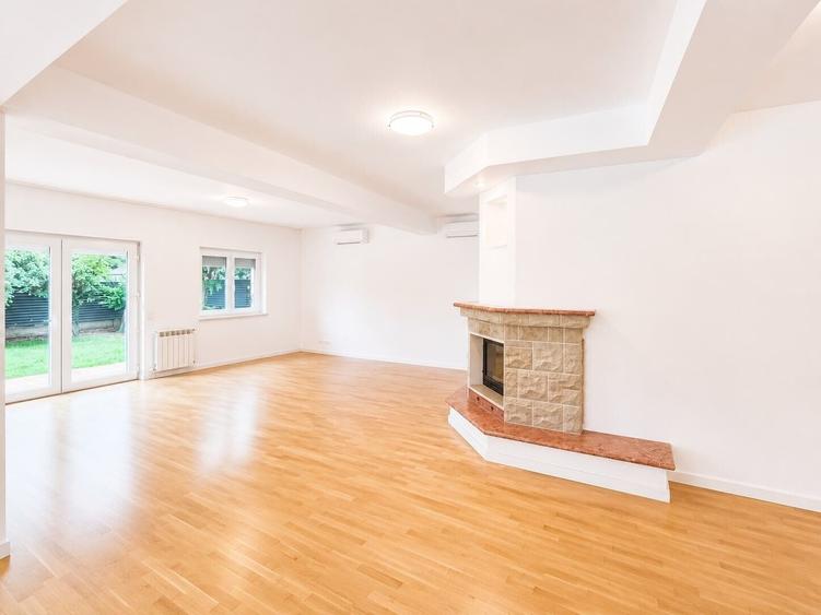 Casă individuală cu 7 camere cu Piscina în Iancu Nicolae