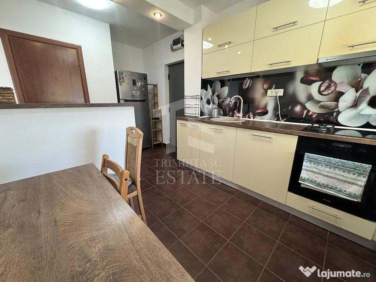 Apartament cu 3 camere semidecomandat în Tei