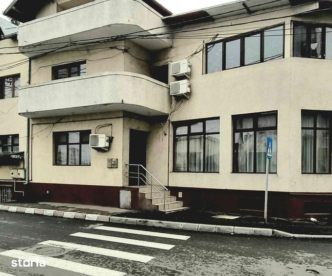 Casă cu 7 camere cu Teren 199 Mp în Central