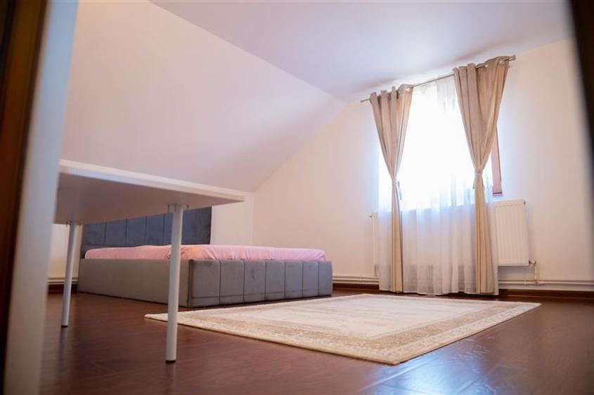 Casă individuală cu 8 camere cu Teren 555 Mp în Lazu