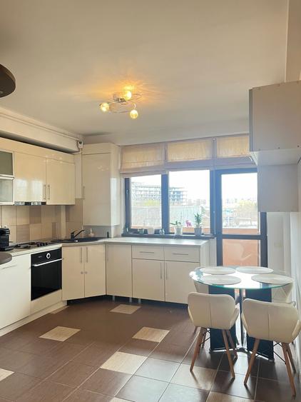 Apartament cu 3 camere semidecomandat în Berceni
