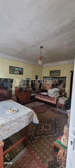 Casa cu 3 camere, anexe, curte si gradina