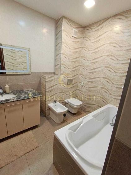 Apartament cu 3 camere decomandat în Tractorul