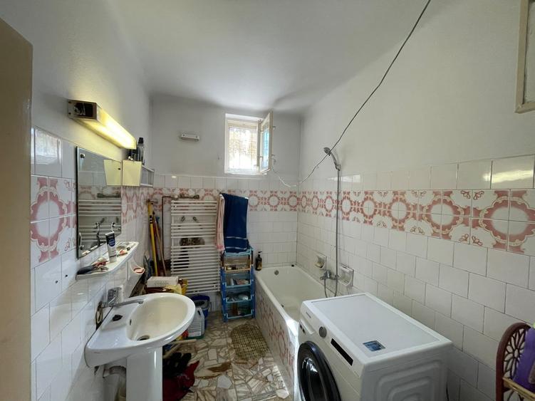 Casă individuală cu 5 camere cu Canalizare în Dorobanților
