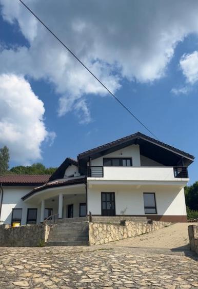 Casă individuală cu 6 camere cu Teren 3400 Mp în Mănăstirea Humorului
