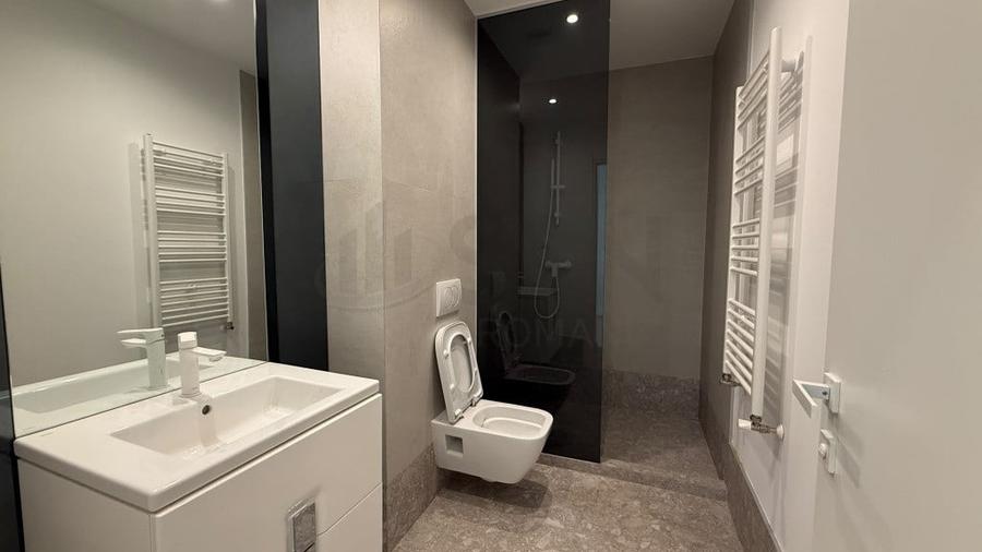 Apartament cu 3 camere semidecomandat în Victoriei