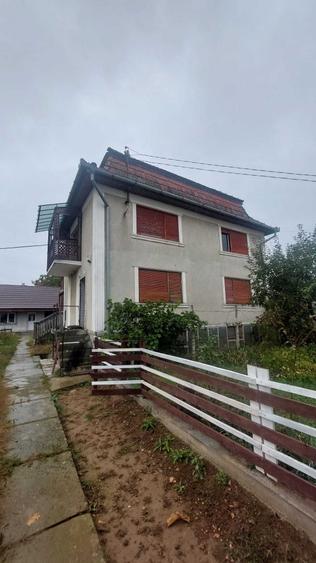 Casă cu 4 camere în Sânlazăr