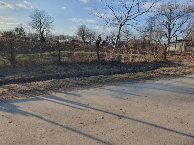 Teren agricol intravilan de 2065 mp, în Cocorăștii Colț