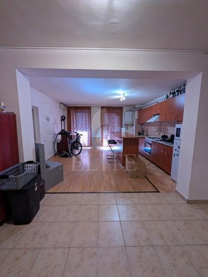 Apartament cu 3 camere semidecomandat, mobilat în Bună Ziua