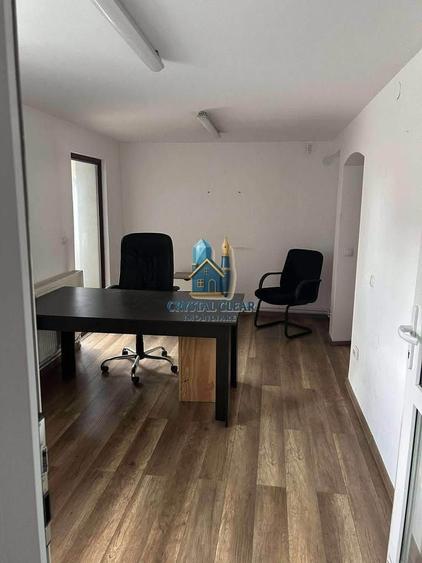 Casă individuală cu 13 camere cu Canalizare în Central