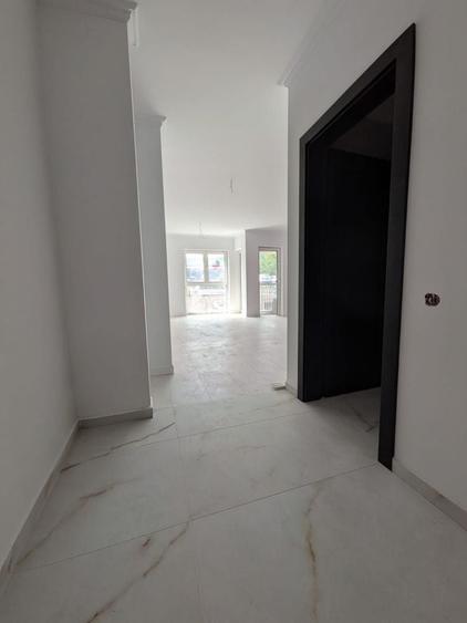 Apartament cu 4 camere semidecomandat în Florești