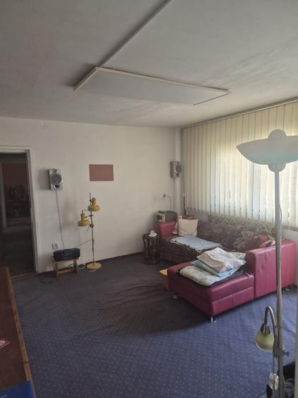 Apartament cu 3 camere semidecomandat, mobilat în Girocului