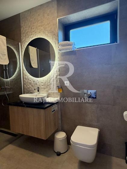 Casă individuală cu 9 camere cu Canalizare în Sânmartin