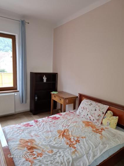 Apartament cu 3 camere semidecomandat în Schei