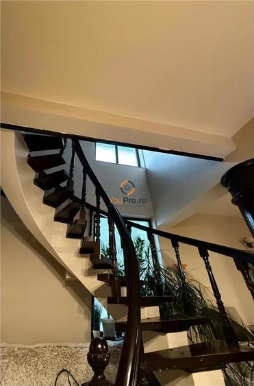 Casă cu 9 camere cu Teren 300 Mp în Lunei