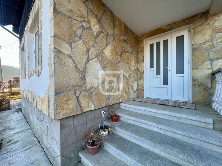 Casă individuală cu 7 camere cu Canalizare în Periferie