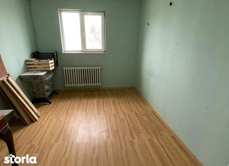 Apartament cu 3 camere în Podu Roș